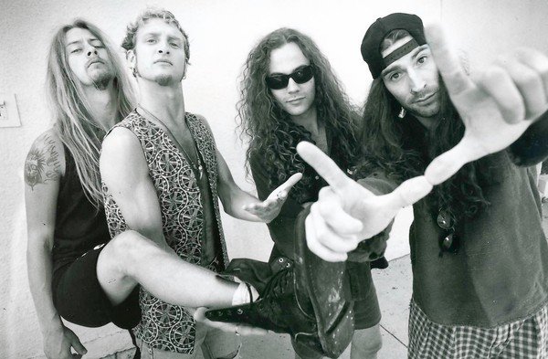 Escucha y descarga Man in the Box de Alice in Chains